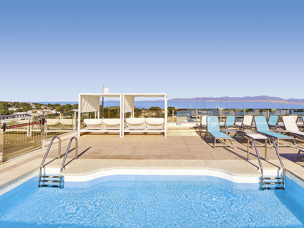 Een foto van het zwembad bij Hotel Mediterranean Bay
