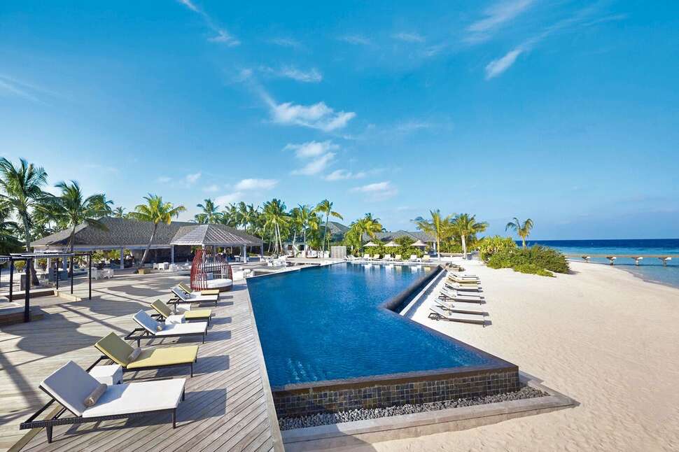 Een foto van het zwembad bij NH Collection Maldives Havodda Resort