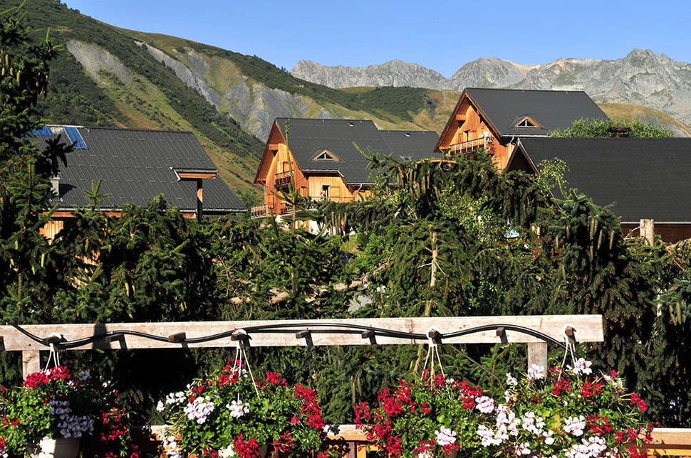 Een foto van de buitenkant van Les Chalets des Ecourt