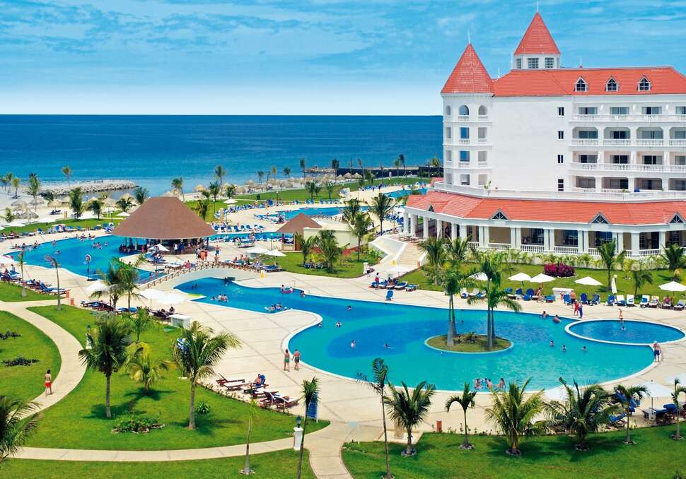 Een foto van het zwembad bij Grand Bahia Principe Jamaica