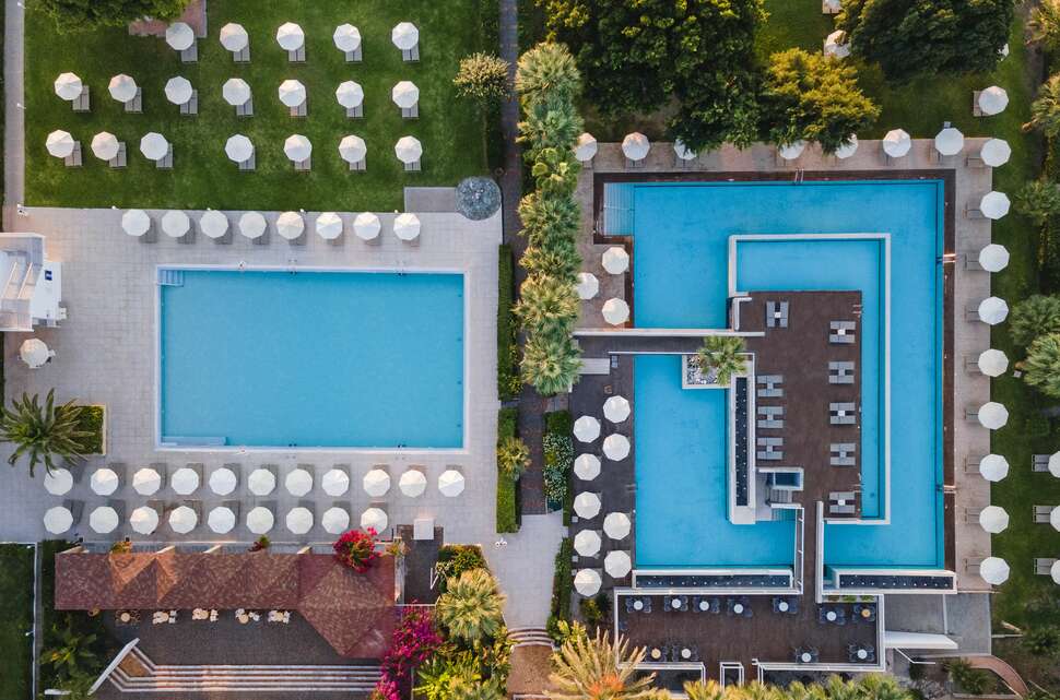 Een foto van het zwembad bij Blue Sea Beach Resort