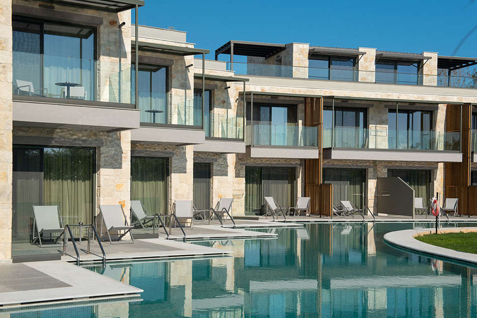 Een foto van het zwembad bij Portes Lithos Luxury Resort