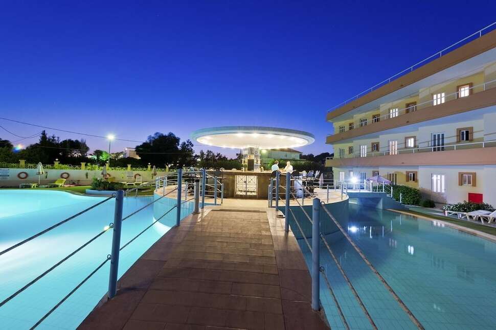 Een foto van het zwembad bij Bayside Hotel Katsaras
