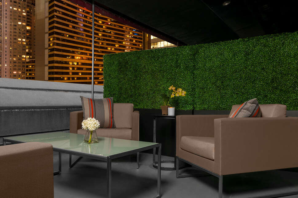 Een foto van het terras bij The Manhattan at Times Square Hotel