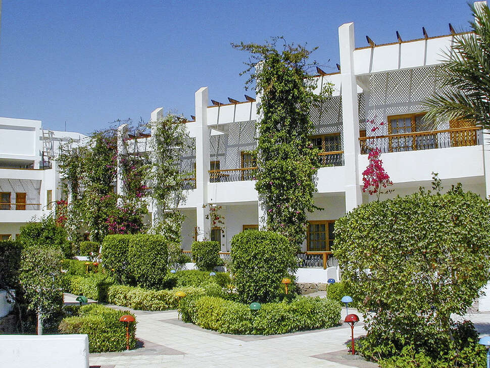 Een foto van de buitenkant van Menaville Resort