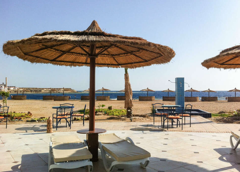 Een foto van het terras bij Coral Sun Beach