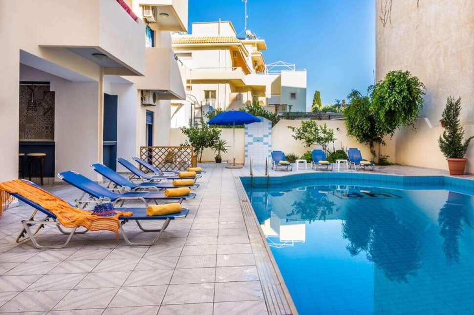 Een foto van het zwembad bij Hersonissos Central