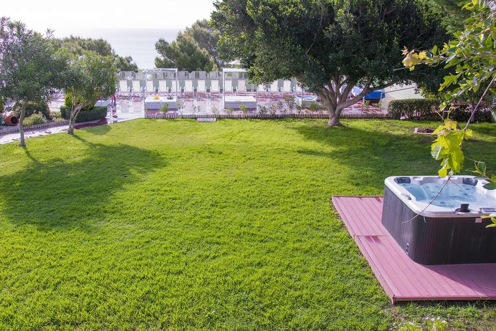 Ein Foto von der Terrasse im Agua Beach Hotel