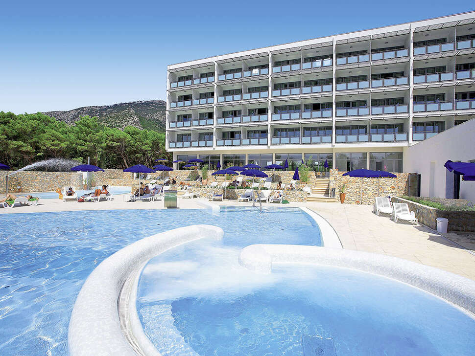 Een foto van het zwembad bij Bluesun Hotel Elaphusa