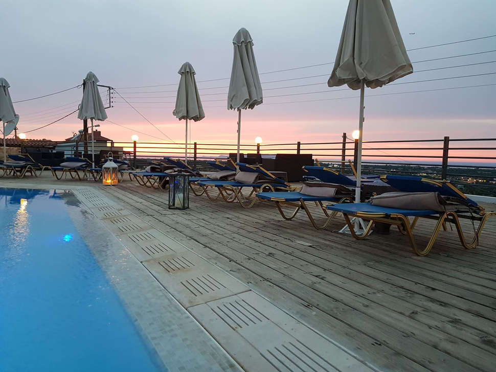Een foto van het zwembad bij Amazones Village Suites