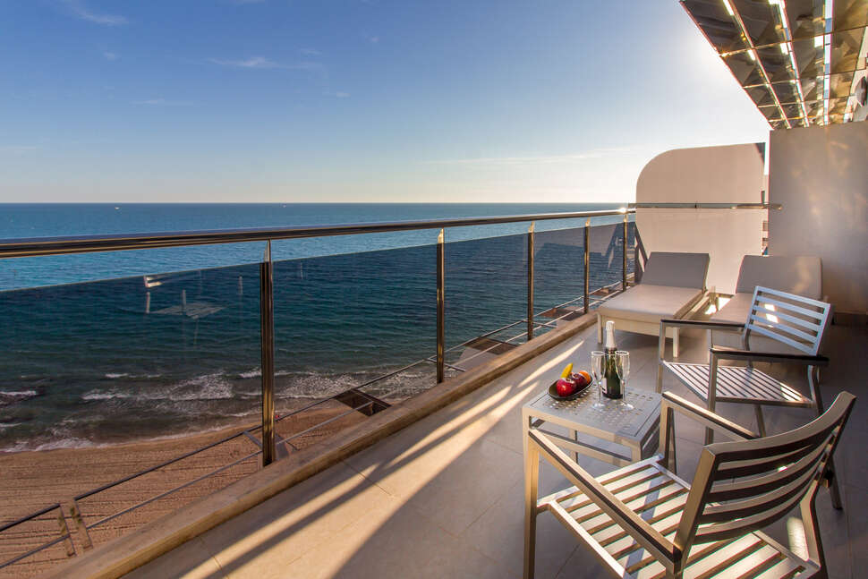 Een foto van het terras bij Solymar Gran Hotel