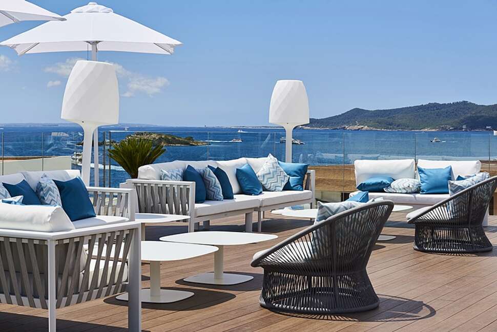 Een foto van het terras bij Eurostars Ibiza