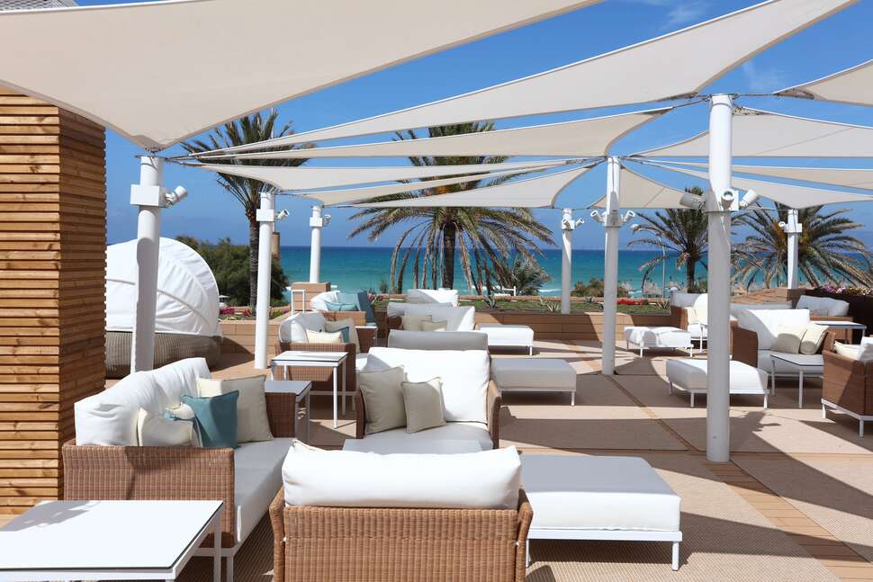 Een foto van het terras bij Iberostar Selection Playa de Palma