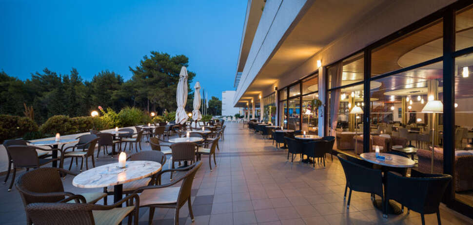 Een foto van het terras bij Hotel Hvar