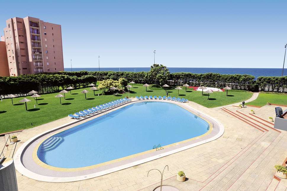 Een foto van het zwembad bij Axis Vermar Beach Hotel