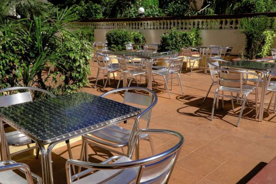 Een foto van het terras bij Badala Park Hotel