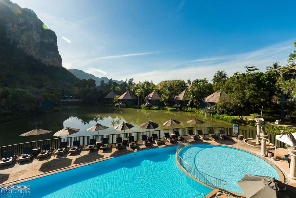 Een foto van het zwembad bij Hotel Peace Laguna Resort