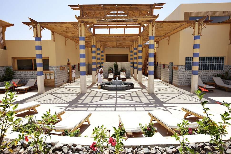 Een foto van het terras bij Robinson Club Soma Bay