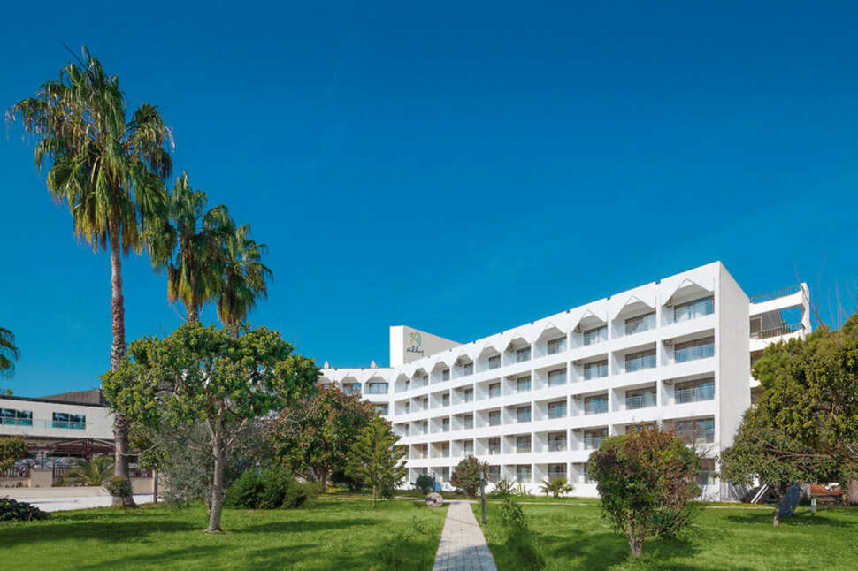 Een foto van de buitenkant van Serra Park Hotel