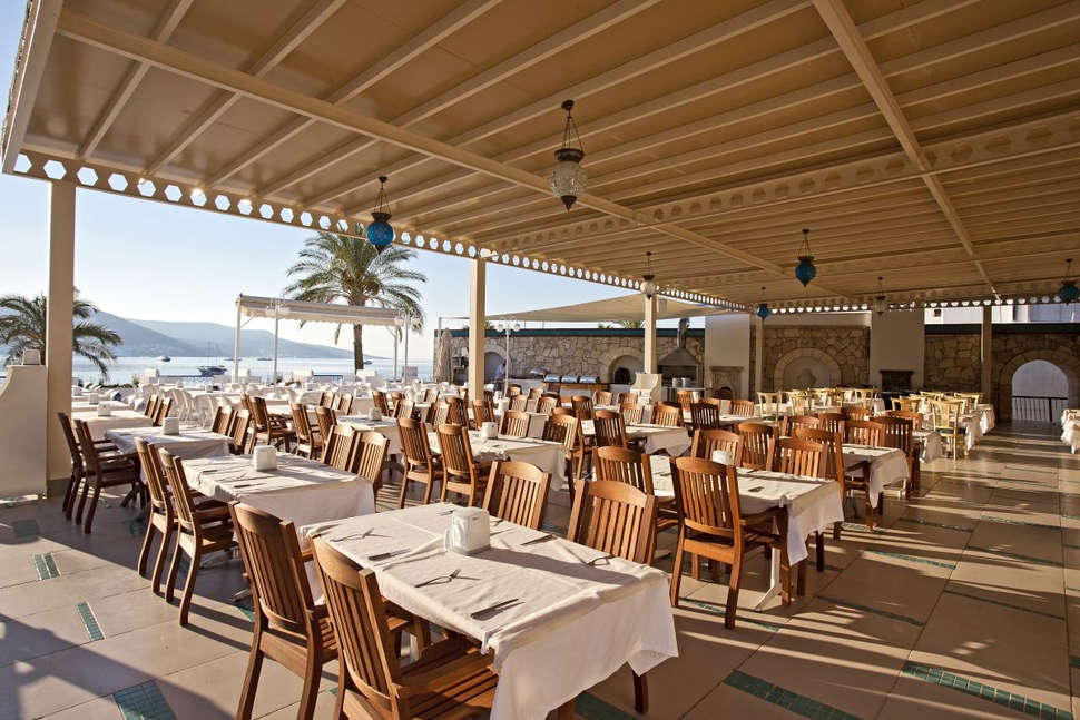 Een foto van het terras bij Salmakis Resort & Spa