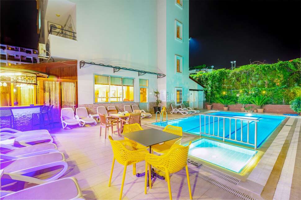 Een foto van het terras bij Alanya Beach Hotel