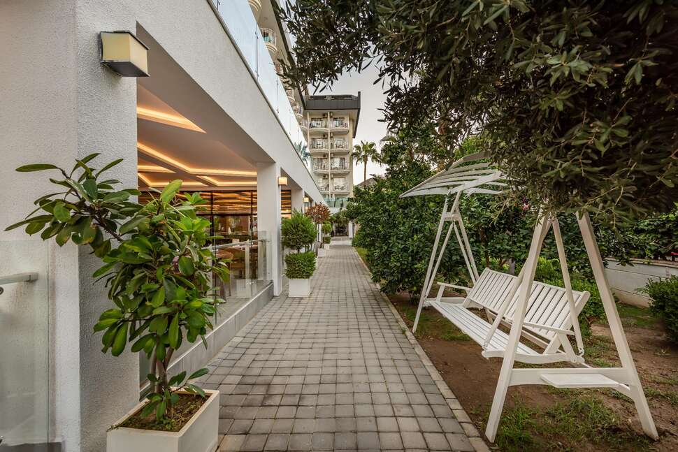 Ein Foto von der Terrasse im White City Beach Hotel