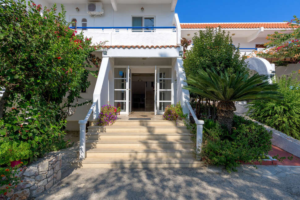 Een foto van de buitenkant van Nirvana Beach Hotel