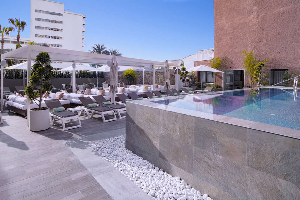 Een foto van het zwembad bij Hotel Fenix Torremolinos