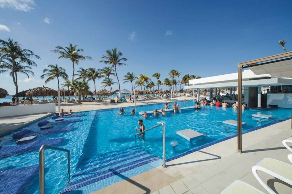 Een foto van het zwembad bij Riu Palace Antillas