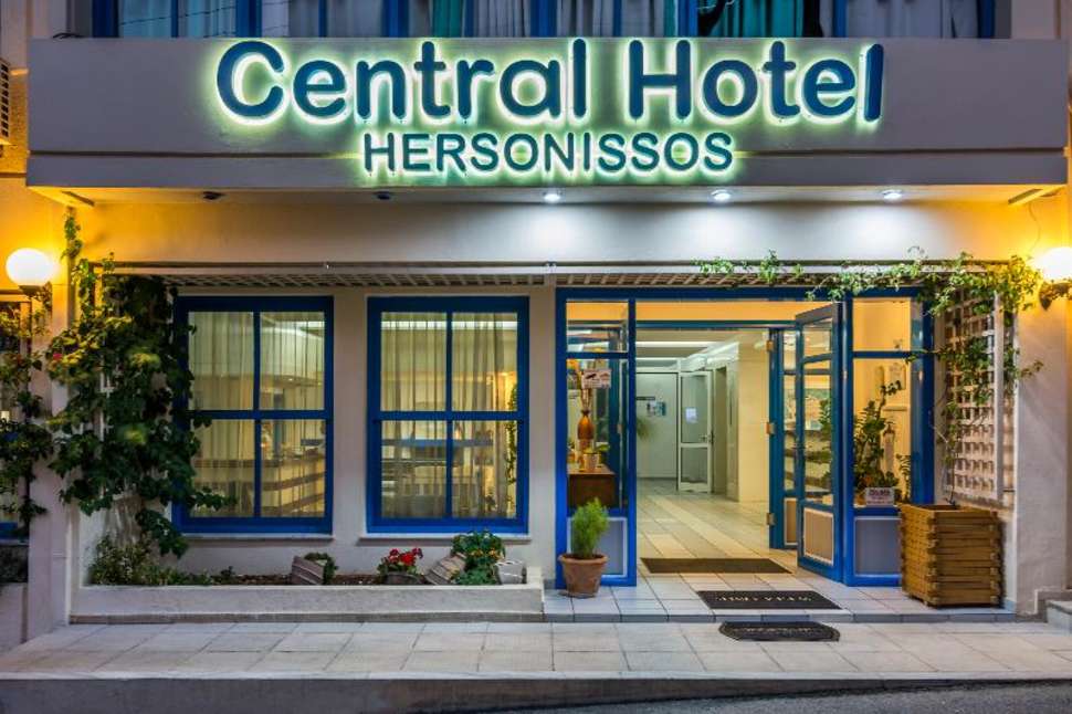 Een foto van de buitenkant van Hersonissos Central