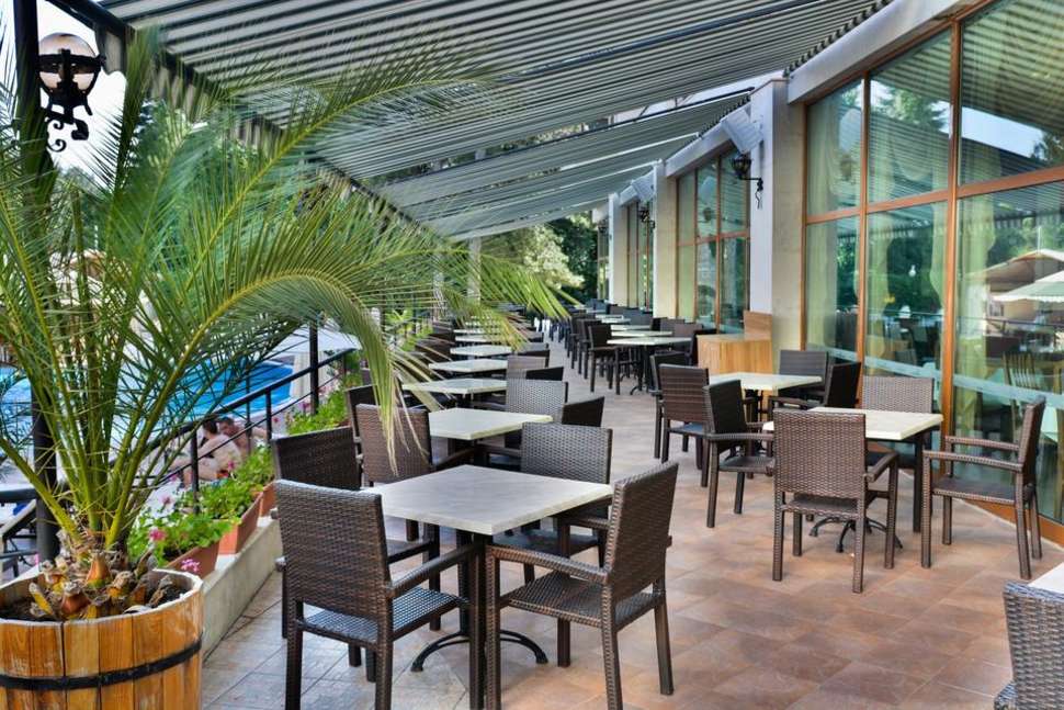 Een foto van het terras bij Hotel Mirabelle