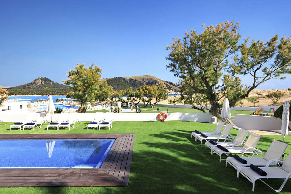 Een foto van het terras bij THB Cala Lliteras