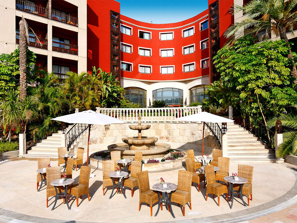 Een foto van de buitenkant van Barcelo Marbella