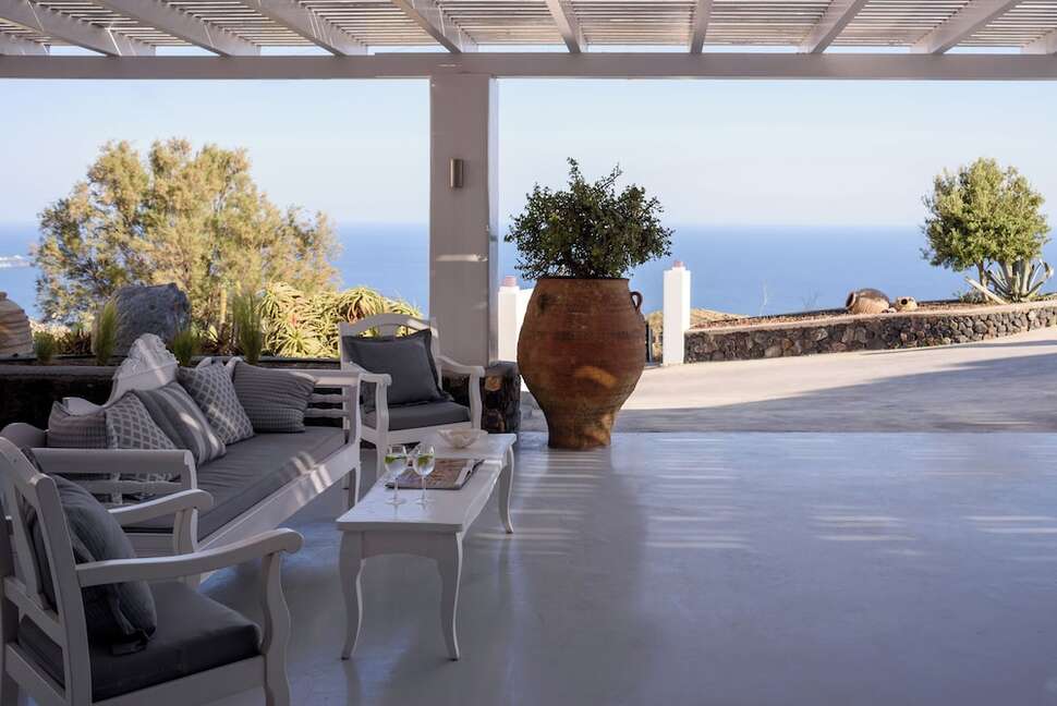 Een foto van het terras bij Kalestesia Suites