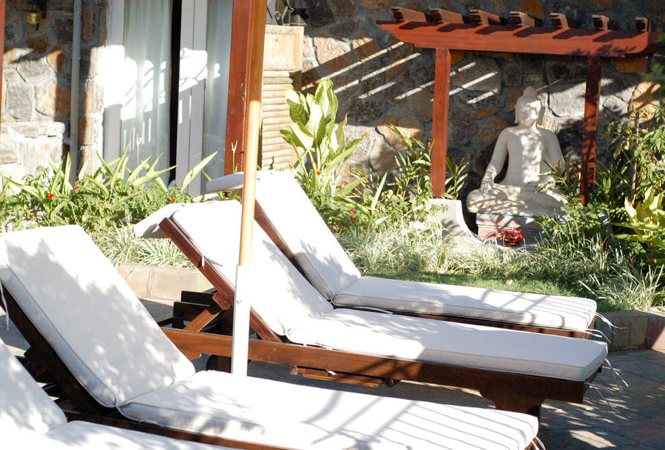 Een foto van het terras bij Aanari Hotel & Spa
