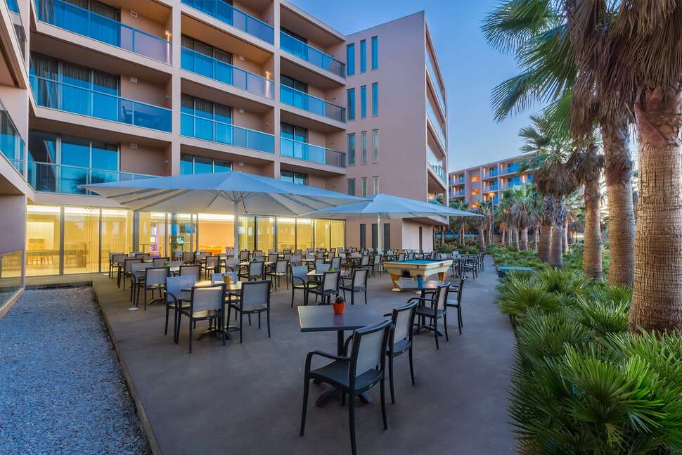 Een foto van het terras bij Marriott Residences Salgados Resort