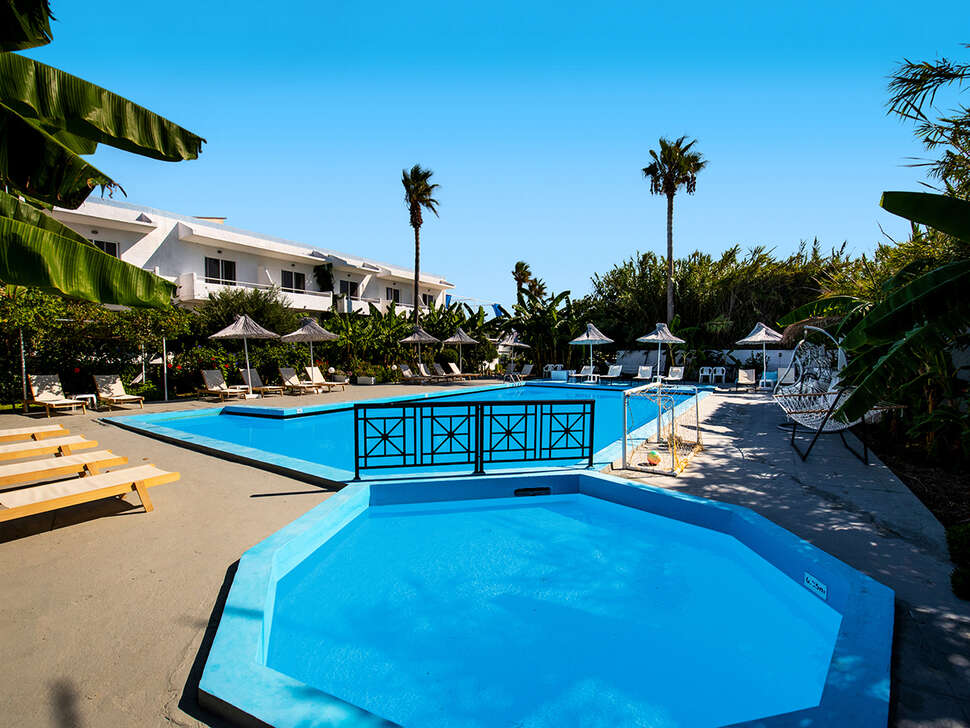 Ein Foto vom Pool im Costa Angela Seaside Resort