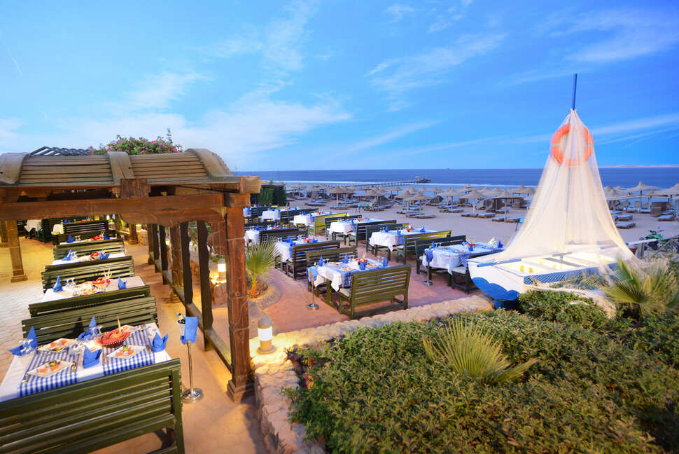 Een foto van het terras bij Charmillion Club Resort