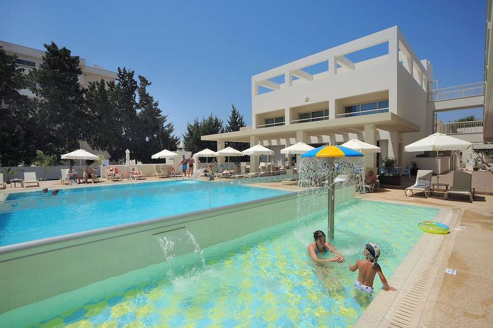 Ein Foto vom Pool im Nelia Gardens Hotel