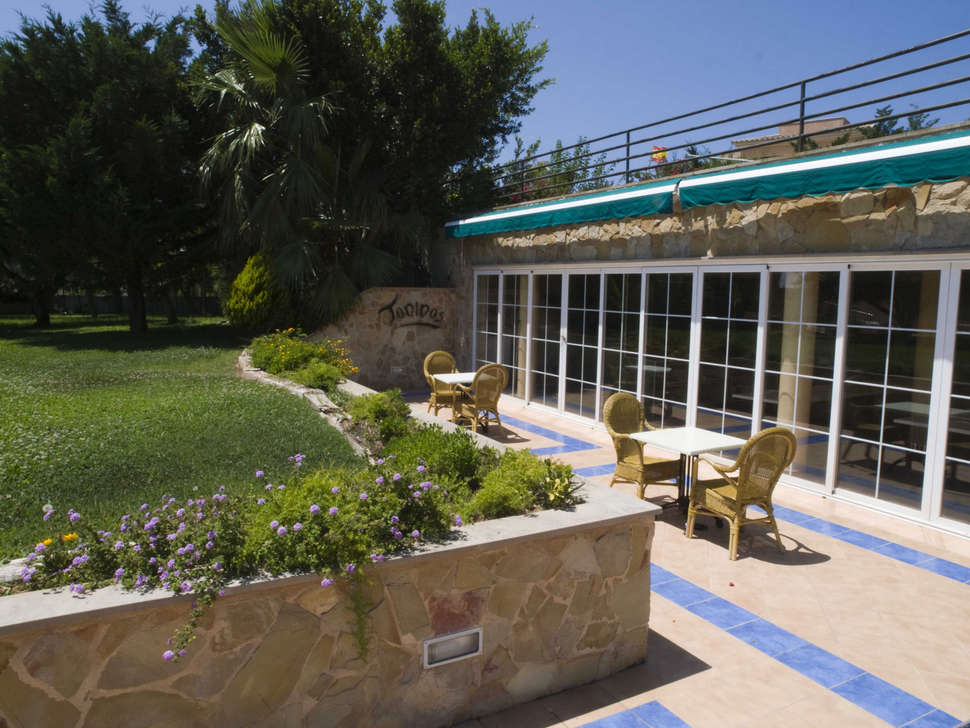 Ein Foto von der Terrasse im Agua Beach Hotel