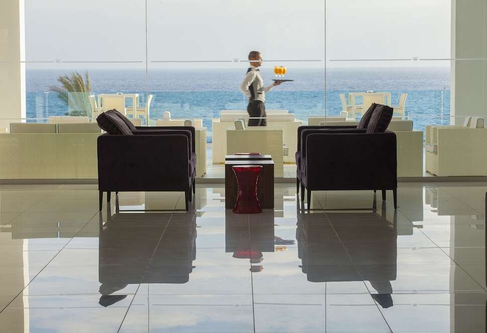 Ein Foto von der Außenansicht des The King Evelthon Beach Hotel & Resort