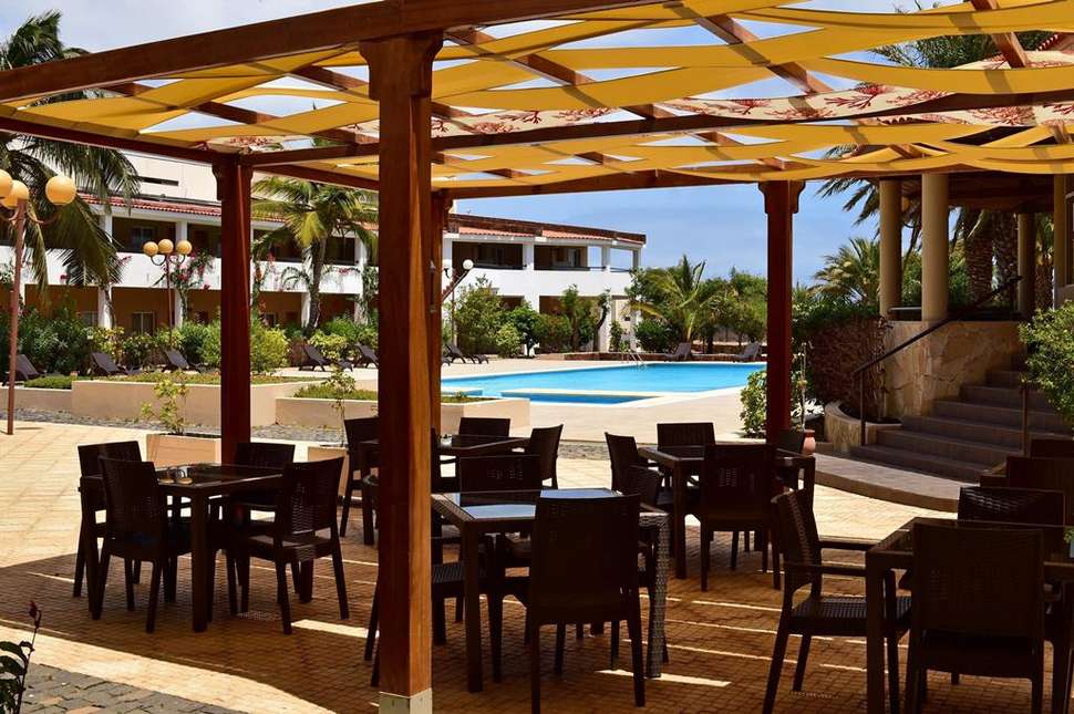 Een foto van het terras bij Pestana Tropico