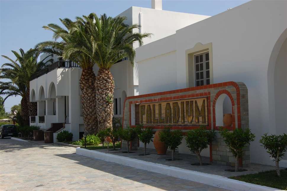 Een foto van de buitenkant van Hotel Palladium