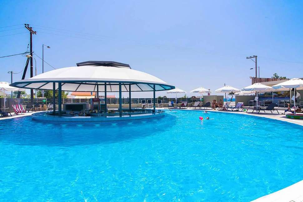 Ein Foto vom Pool im The Dome Luxury Hotel