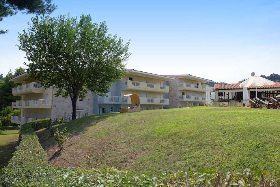 Een foto van het terras bij Alkion Resort