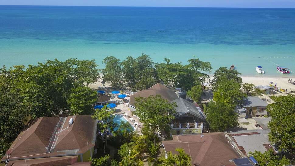 Een foto van de buitenkant van Merril's Beach Resort II
