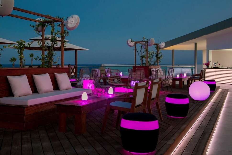 Een foto van het terras bij Asterias Beach Hotel