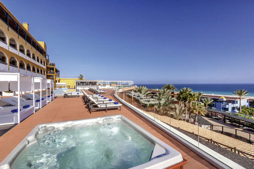 Een foto van het terras bij Occidental Jandia Royal Level