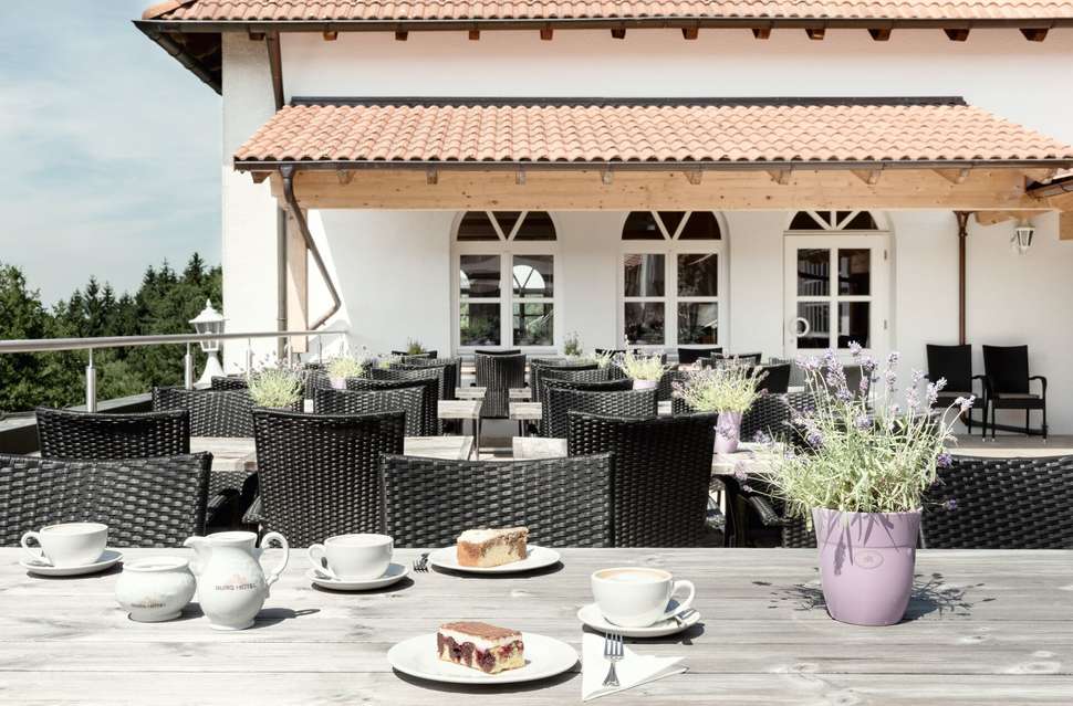Een foto van het terras bij Burghotel Am Hohen Bogen