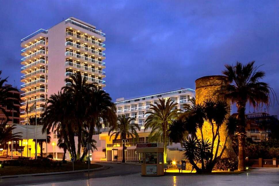 Een foto van de buitenkant van Hotel Alay